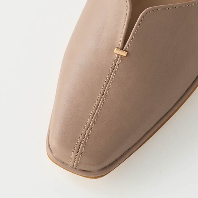 さりげないスリットとゴールド調のパーツが抜け感を演出