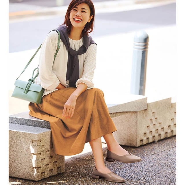 パンプス見えする上品なローファーはスカートスタイルにも品よく馴染む