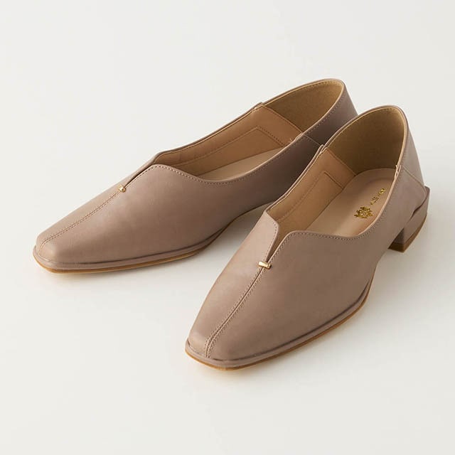 シュッと細身で女性らしい、甲深のローヒールローファー