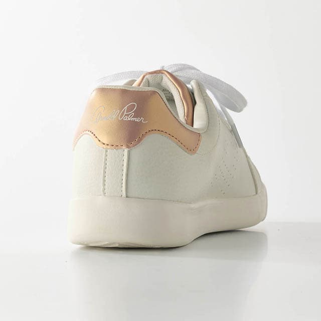 かかとのロゴデザインも洗練された印象に