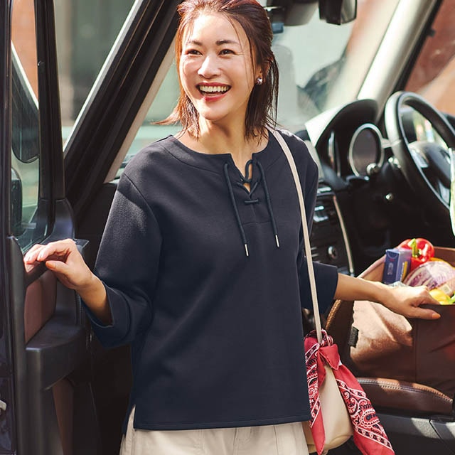 胸元レースアップのおしゃれなプルオーバー