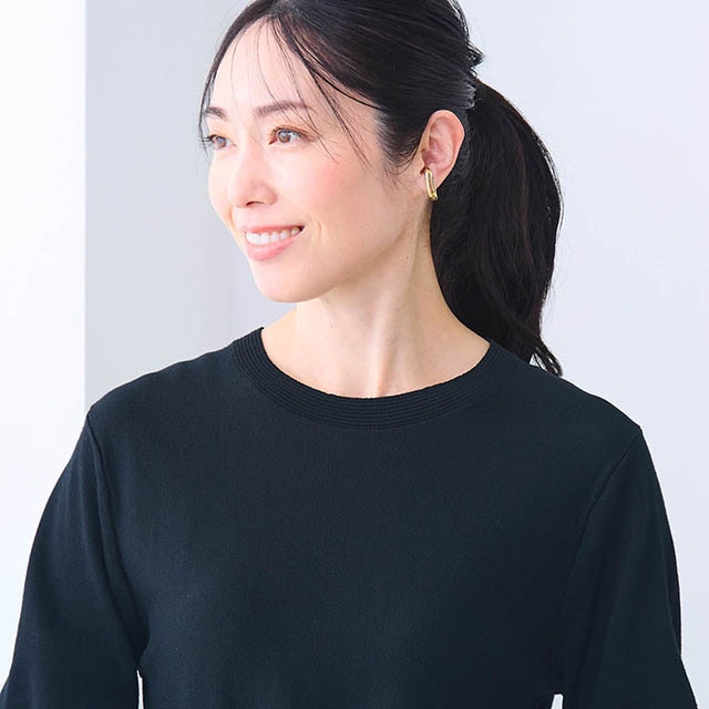 襟元は編み地切替えデザインでさりげないポイントに