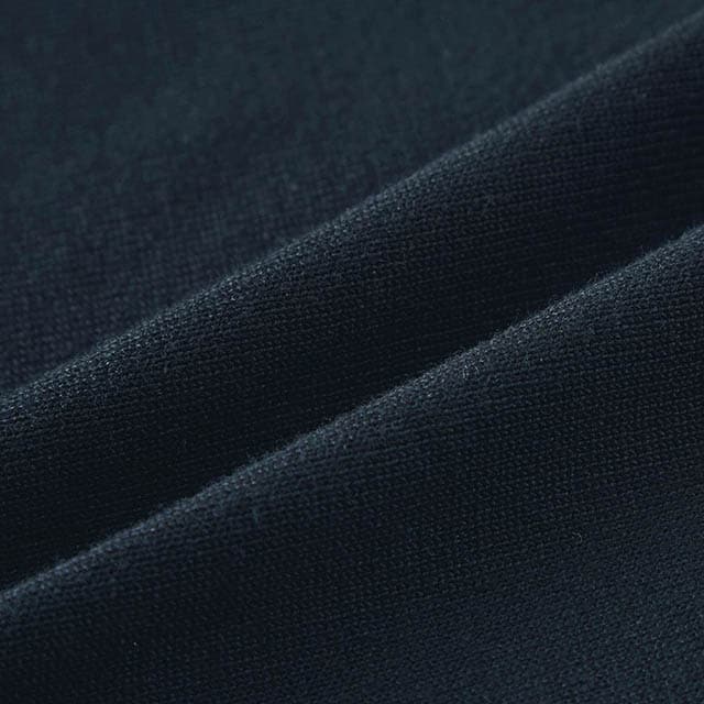 ややハリ感のあるニット素材