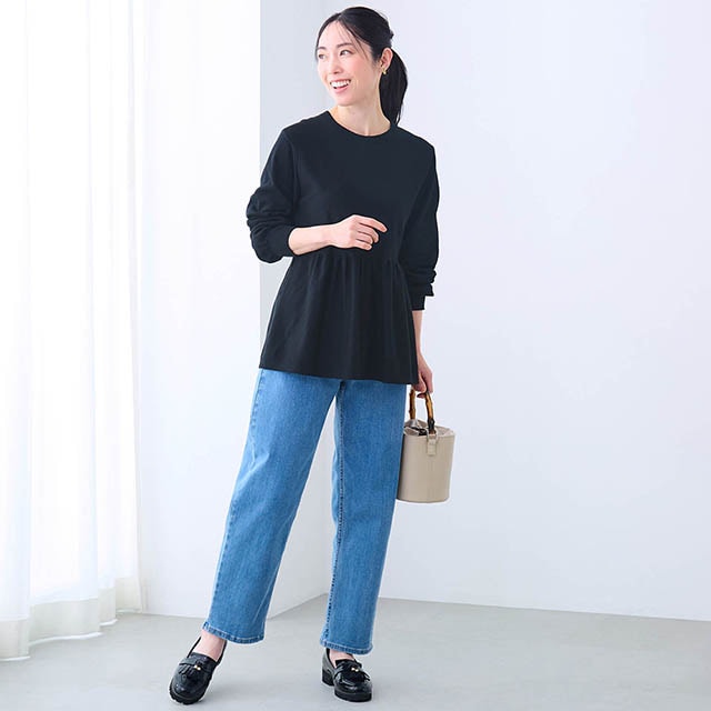 シックな黒だからこそ、ペプラムデザインで女性らしいシルエットに