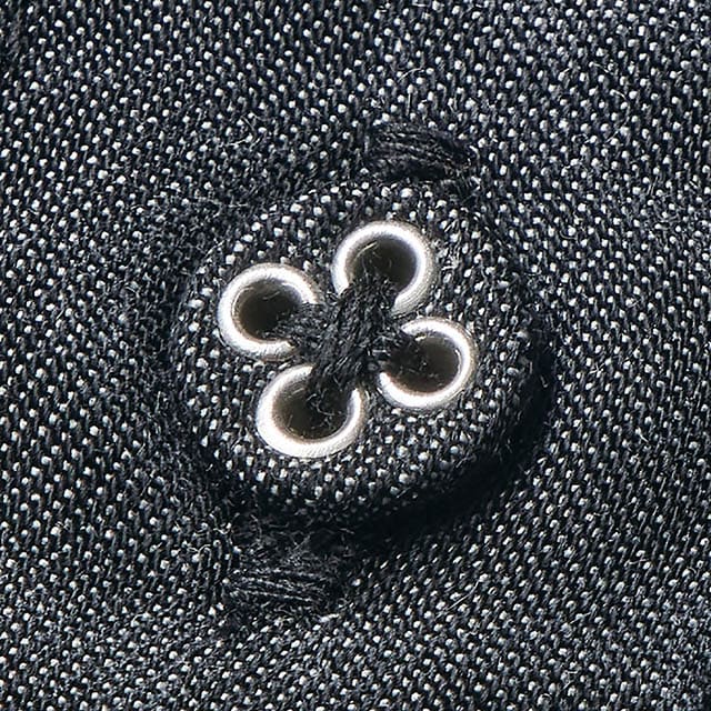 ボタンは共布でカジュアル感を軽減