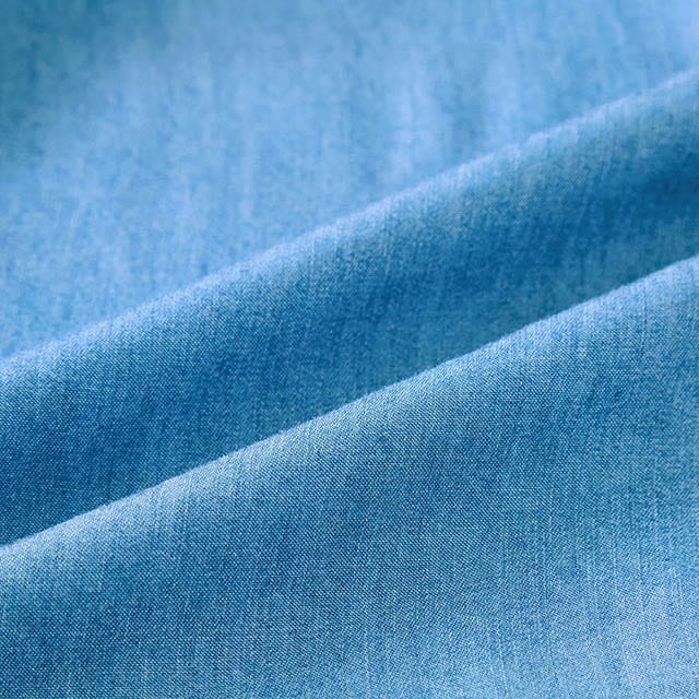 デニム特有のごわつきがない、とろっとやわらかな生地感