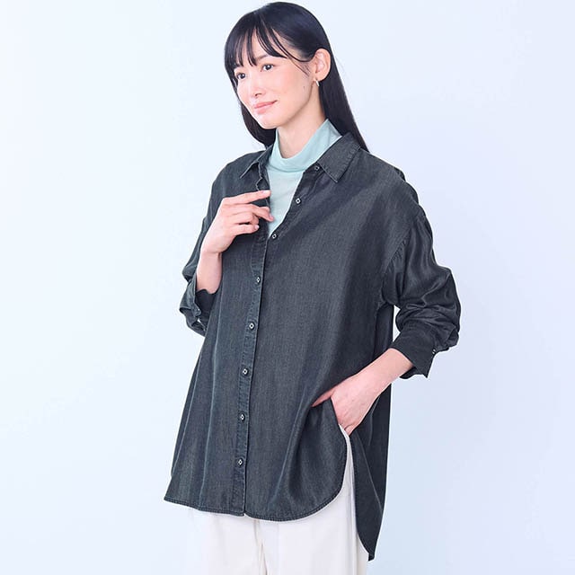 光沢があるとろみ生地でカジュアルにみえがちなデニムシャツもきれいめに着こなせる