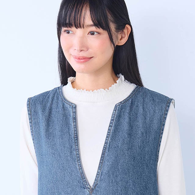 すぽっとかぶれる深めのキーネックデザイン