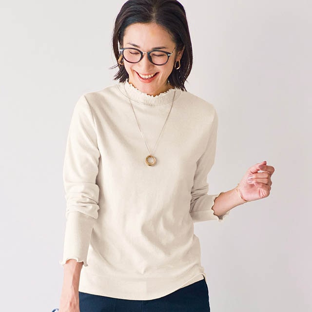 襟と袖のフリルがフェミニンな重ね着に便利なカットソー