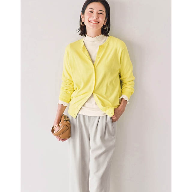 カーディガンからフリルを見せて大人可愛く