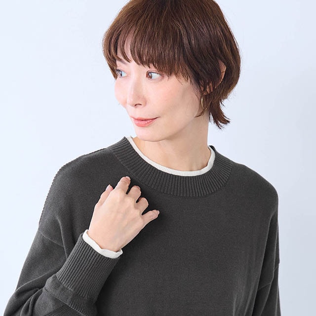 襟、袖口、裾からチラっと見える白が着こなしに爽やかさをプラス