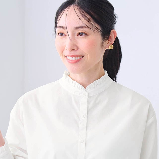 フリル襟デザインはレイヤードに使いやすく重宝するアイテム