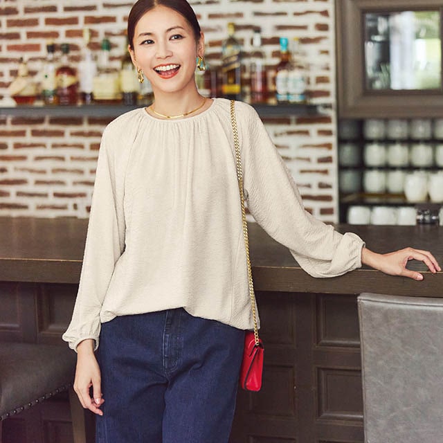 ふんわりシルエットと柄の効果で着るだけで”華ある人”に