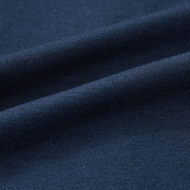 カーディガンはモチモチ＆ツヤ感のある素材でなめらかな着心地