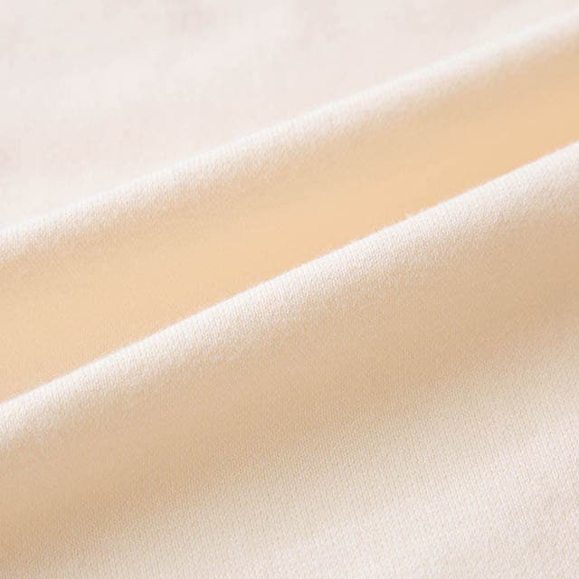 トップスは薄手の裏毛素材でオールシーズン使える生地感