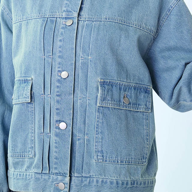 前立てや袖にタックを入れてアクセントに