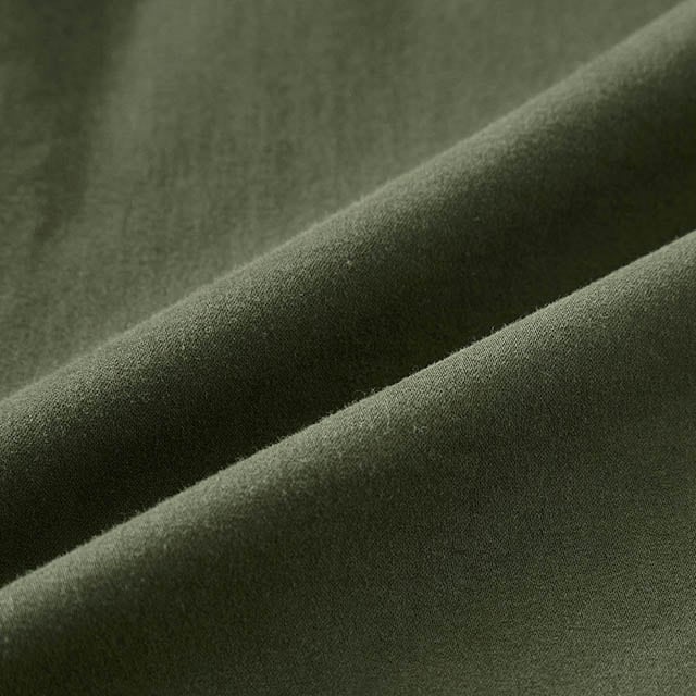 微光沢のサテン織り素材がきれいめな印象に