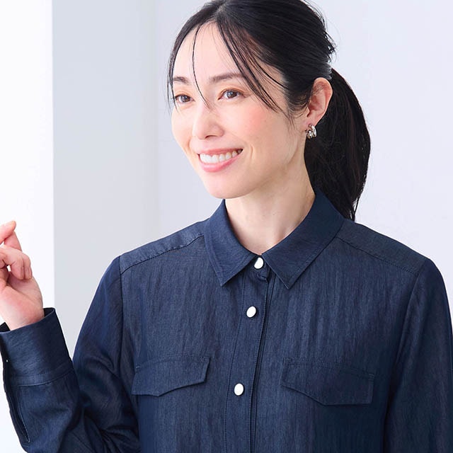 小さめの襟と高めの位置の胸ポケットが華奢見え