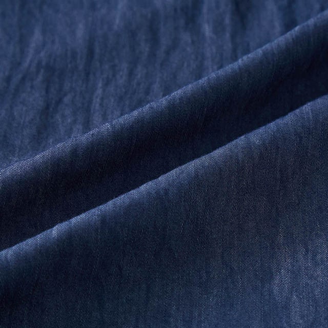 ツヤ感と落ち感のあるやわらかなデニム調素材