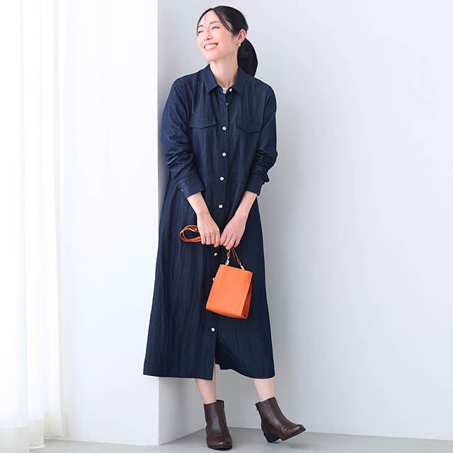 カジュアルに見えがちなデニムワンピはとろみ感のある素材を使用し女性らしさをプラス