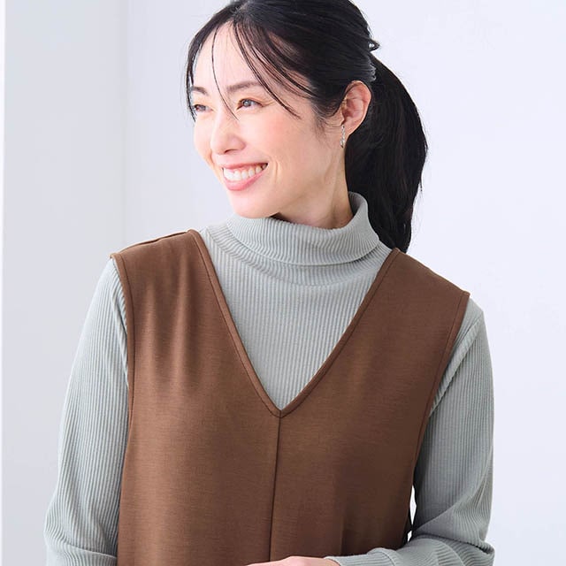 深めのVネックで合わせるインナーによってロングシーズン着回せる