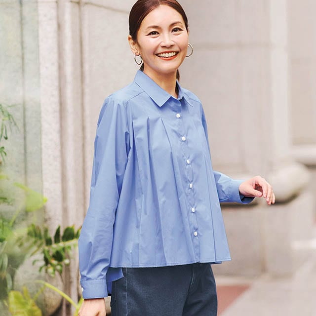 タックが際立つ、一枚で着映えるブラウス