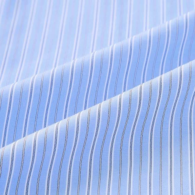 女性らしく着られる、やわらかくてパリっとしすぎない素材