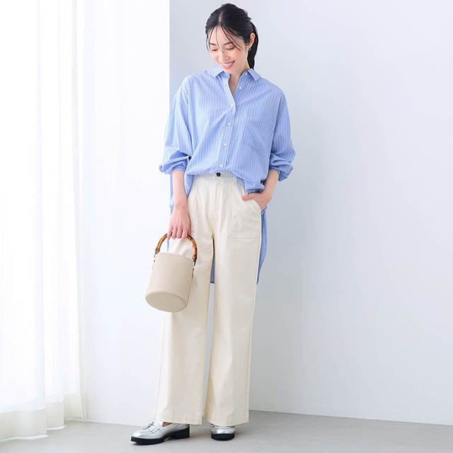ワイドパンツと合わせてタックインすると上品な着こなしに