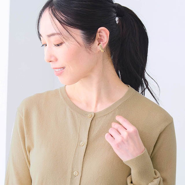 開きすぎず、詰まりすぎない絶妙なクルーネック