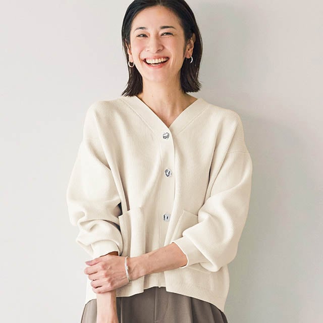 シンプルなのにオシャレな人に見える黄金バランスの大人カーディガン