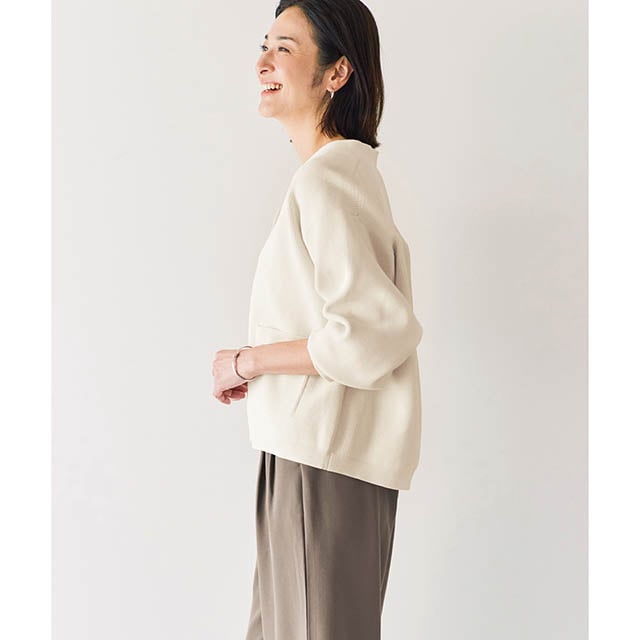 後ろ襟もちょっと下げて着るとこなれたシルエットに