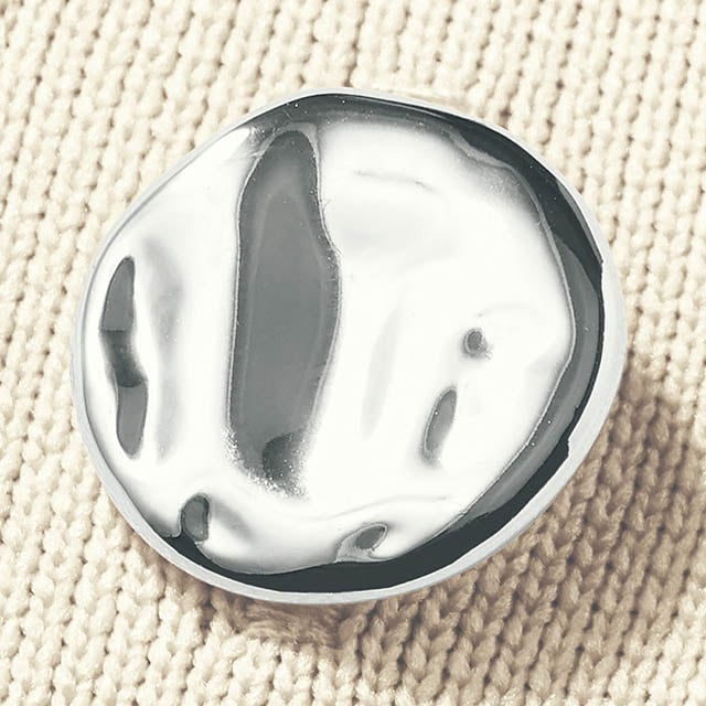 凸凹のあるシルバーカラーボタンが今っぽい