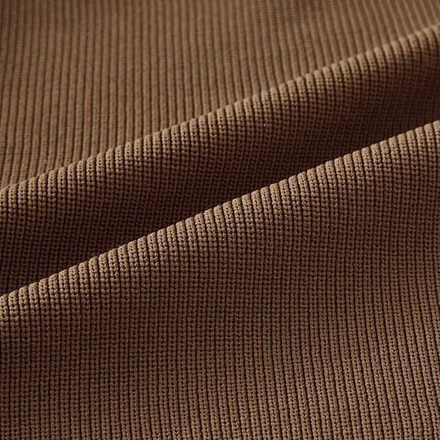 モチモチ感がくせになる、軽い着心地の素材