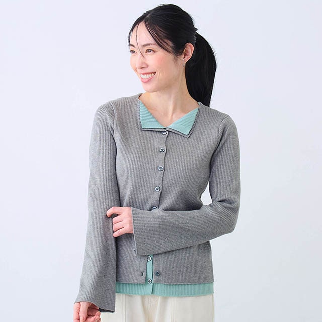 上品な印象のややフレアシルエットの袖口