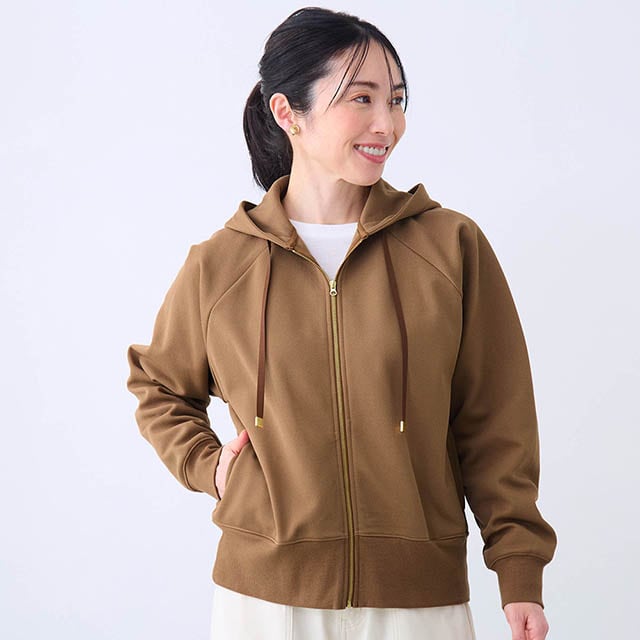 肩回りがもたつきにくいラグランスリーブですっきりシルエットに