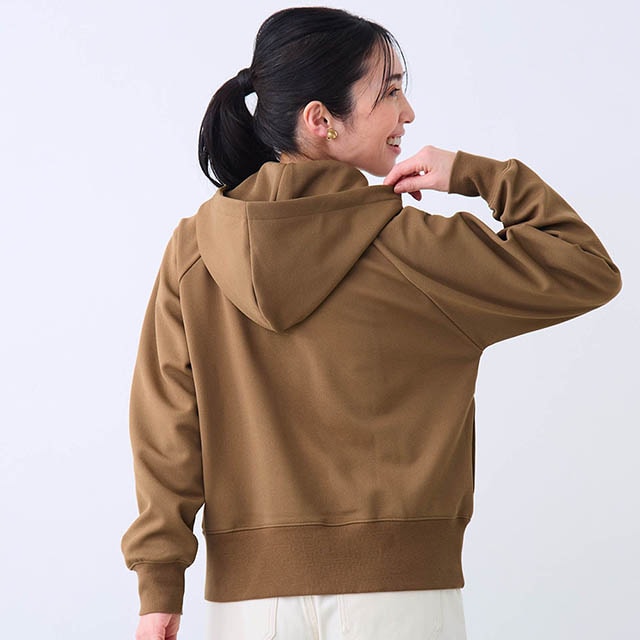 立体的に立ち上がるフードで小顔効果も