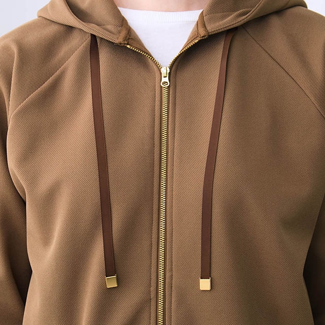 ゴールドの金具を使用し、華やかさもアップ