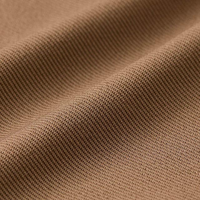 ほどよいハリ感とツヤのあるカットソー素材