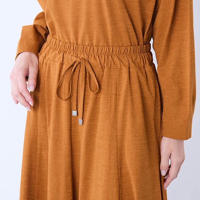 ウエストは総ゴムで窮屈感のないラクな着心地