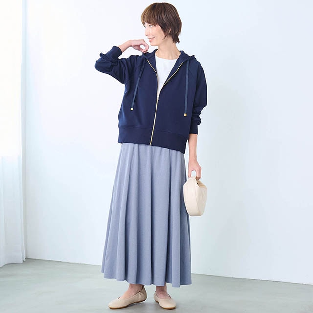 お出かけだけでなく、普段着としてカジュアルに合わせるのもおすすめ