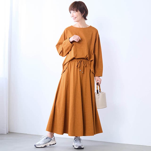 同素材のプルオーバーを合わせてワンピ見えコーデも！