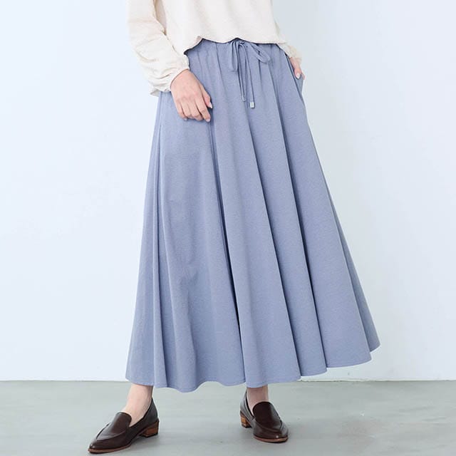 歩く度に揺れるシルエットが女性らしい、たっぷり生地を使用した一着