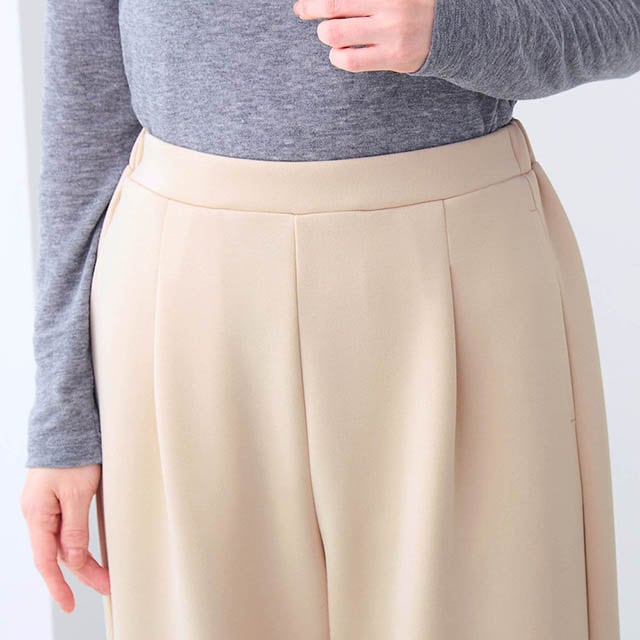 ウエストは総ゴムでフロントはプルオンデザインなのできちんと感も◎