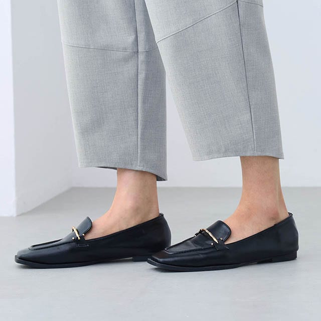 裾はモーニングカットですっきり見せる工夫も満載