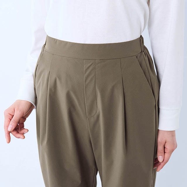 ウエストは総ゴムのプルオン仕様でラクなのにキレイ見え