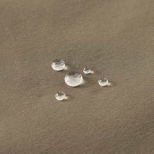 撥水加工が施され、幅広いシーンで活躍