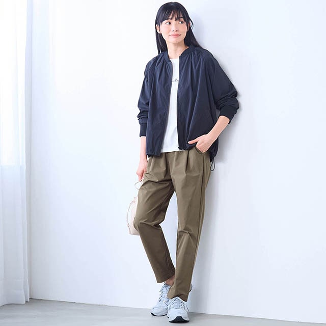 ほどよいゆとりのあるストレートライン＋タックデザインで気になる脚のラインを自然にカバー