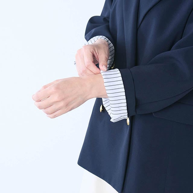 袖裏がストライプ柄なので折り返してもサマ見え
