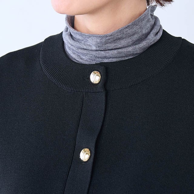 丸みのあるメタリックカラーのボタンがハンサムすぎず女性らしさを演出