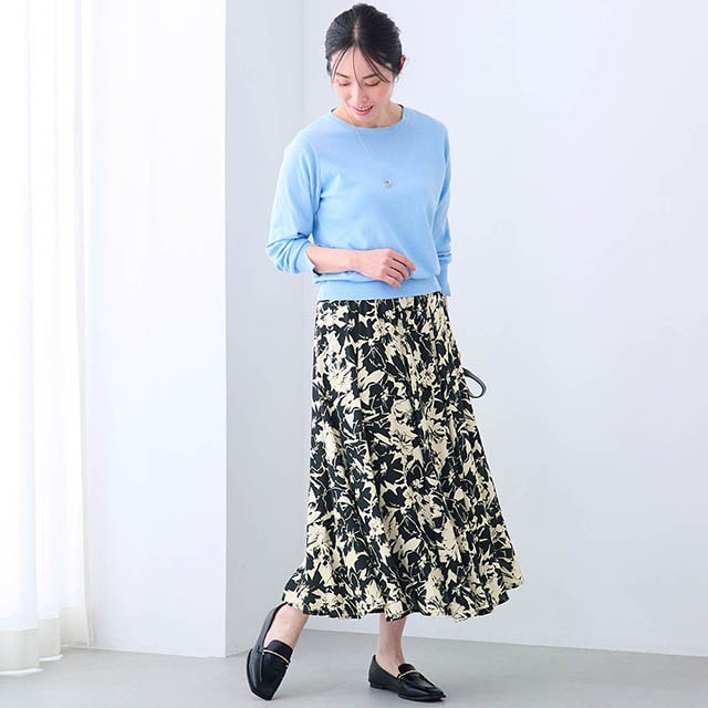 たっぷりと生地を使った揺れ感と総柄が着映えポイント